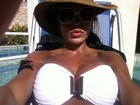 Gracyanne posta foto pegando sol e tamanho dos seios chama atenção