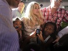 Shakira é cercada por crianças na Colômbia