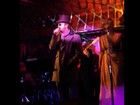Vídeo: Gerard Butler canta em bar em Nova York