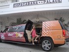 Mel Maia, a Rita de 'Avenida Brasil', passeia de limousine no Rio