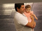 Alexandre Accioly passeia com a filha bebê em shopping no Rio