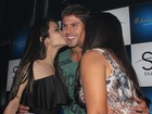 Ex-BBB Jonas ganha beijo duplo em boate de Belém