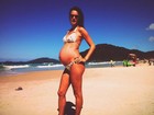 Grávida, Alessandra Ambrósio mostra o barrigão em foto na praia