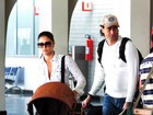 Marcello Antony desembarca com o filho e a mulher em aeroporto do Rio