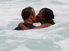 Naomi Campbell troca carinhos com namorado em praia de Miami