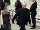 Catherine Zeta-Jones vai a festa com o marido Michael Douglas