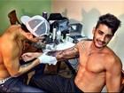 Mais uma sessão: Gusttavo Lima completa tatuagem no braço