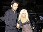De vestido justinho, Christina Aguilera tem dificuldade para descer do carro