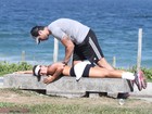 Ex-BBB Rodrigão alivia problema de coluna de Adriana com massagem