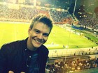 Michel Teló aproveita folga para assistir a jogo do Corinthians