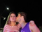 Alinne Rosa ganha beijo de ex de Bárbara Evans em micareta