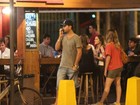 Rodrigo Phavanello curte a noite carioca em bar