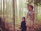 Jessica Alba brinca com a filha mais velha em floresta de bambu