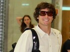 Sorridente, Felipe Dylon embarca em aeroporto carioca