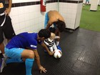 Neymar e Ganso brincam com Davi Lucca no vestiário do Santos