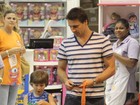 Murilo Rosa leva filho para comprar brinquedo em shopping no Rio