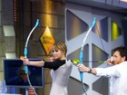Jennifer Lawrence brinca com arco e flecha em programa de humor