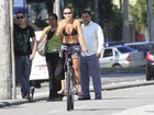 Ex-BBB Thati Bione anda de bike e pega sol em praia no Rio