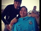 Neymar se encontra com atleta paralímpica e dá camisa autografada