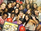 Thiago Martins comemora aniversário de banda e ganha presente de fãs