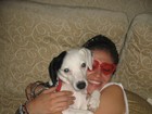 Ellen Jabour publica foto de óculos e abraçada ao cachorro