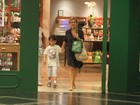 Adriana Esteves passeia em shopping com o filho