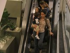 Cláudia Abreu vai ao shopping com os filhos
