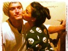 Isis Valverde publica foto beijando o namorado