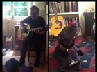 Kiefer Sutherland toca violão e faz 'dueto' com o cão de estimação