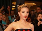 Scarlett Johansson faz tatuagem que imita uma pulseira 