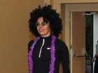 Adriane Galisteu usa peruca 'black power' durante aula de aeróbica