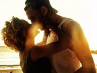 Namorada de Chris Brown posta foto dando beijaço no cantor