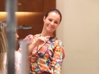 Paola Oliveira dá show de simpatia em tarde de compras