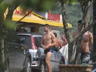 De sunga, Cauã Reymond mostra corpo sarado em dia de surfe