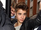 Em Londres, Justin Bieber paga cueca vermelha - mesma cor dos tênis