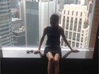 De vestido, Victoria Beckham exibe pernas finas em Hong Kong