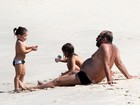 Otávio Muller se diverte na praia com a família