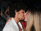 Jesus Luz troca beijos quentes com a nova namorada em show
