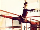 Daniele Suzuki dança balé e mostra elasticidade