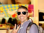 Sorridente, Reynaldo Gianecchini embarca em aeroporto do Rio