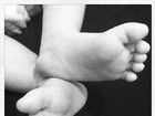 Perlla posta foto dos pés de sua filha, Pérola