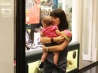 Fernanda Pontes paparica a filha durante passeio em shopping