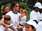 Fábio Assunção leva filhos para caminhada beneficente em São Paulo