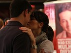 Fernanda Pontes troca beijos com o marido em ida ao teatro