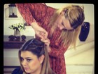 Carolina Dieckmann vira cabeleireira de Preta Gil: 'Prendada minha amiga'