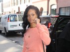 Rihanna circula em Nova York de shortinho florido e meia-calça