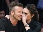 David Beckham se diverte com a mulher Victoria em jogo de basquete