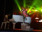 Susana Vieira faz participação em show e canta em cima de piano