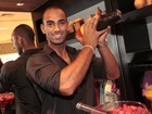 Irmão de Juliana Paes faz sucesso como barman em evento no Rio