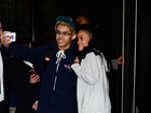 Rihanna posa com fã ao deixar hotel em Nova York